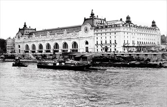 Paris, en 1900, vue depuis la Seine de la nouvelle gare d'Orsay, dite gare d'Orléans et de l'hôtel