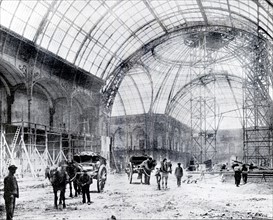 En mars 1900, la nef du Grand Palais en cours de construction avant son inauguration pour