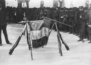 En aout 1914 a Paris, aux premiers jours de la mobilisation, le depart d'un regiment acclame par la