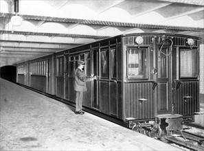 Les transports en communs à Paris, le métro. Inauguration du métropolitain le 19 juillet, pendant