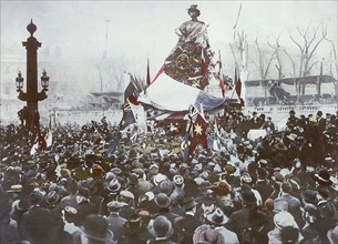 Scène de liesse place de la Concorde à Paris, le 11 novembre 1918.