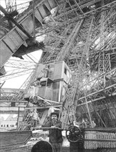 Pendant l'Exposition Universelle de 1889 à Paris, des employés de la Tour Eiffel actionnent les