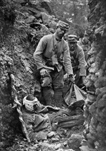 En 1915 sur le front de l'Argonne, soldats français dans un boyau encombré de blessés et de morts.