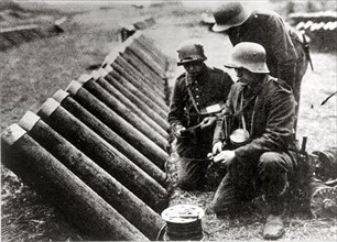 Soldats allemands posant des barbelés (1916)