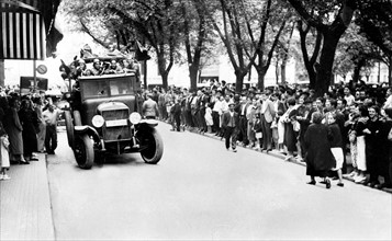 Les nationalistes défilant dans les rues de Saint-Sébastien en 1936