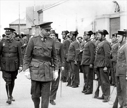 Le général Mola inspectant la garde civile de Burgos en août 1936