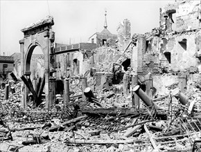 Alcazar de Tolède en ruines pendant la Guerre d'Espagne, en août 1936.