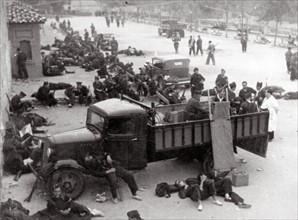 Un poste de Croix-Rouge des miliciens dans les rues de Madrid en 1936