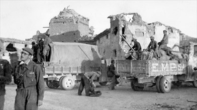 Débarquement de soldats nationalistes dans la ville de Belchite détruite en 1938