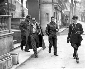 Le général Gallo quittant son hôtel à Luchon, 1938
