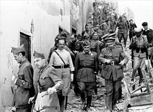 Franco et le colonel Moscardo dans les ruines de Tolède, en octobre 1936