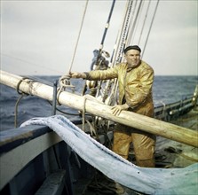 En août 1955, au large des côtes du Finistère, COLS, le patron du dernier thonier à voile de