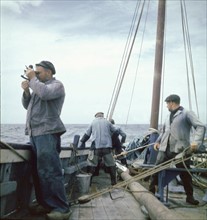 En 1955, en pleine mer, COLS, le patron du dernier thonier à voile de Concarneau prend une