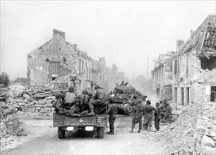 Soldats canadiens et anglais en Normandie après le Débarquement