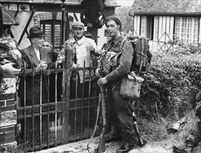 Un soldat anglais avec des habitants normands, en juin 1944