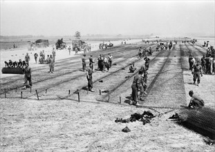 Contruction d'un terrain d'aviation en Normandie par les britanniques, en 1944