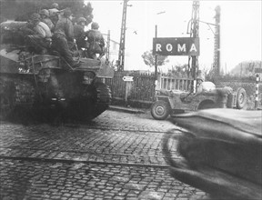 Italie : L'entrée des chars américains dans Rome.