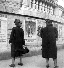 Vote du 21 octobre 1945 par referendum, pour la nouvelle constitution. Vote des femmes.