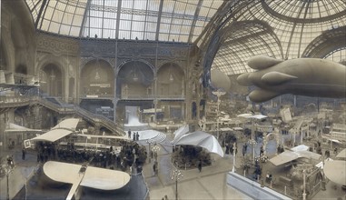 Pendant la première Exposition de l'Aéronautique au Grand Palais, du 24 au 30 décembre 1909, sous