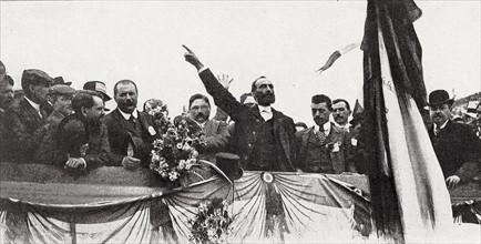 Meeting de Carcassonne, le dimanche 26 mai 1907. Harangue de l'organisateur Marcelin Albert devant