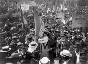 Meeting de Carcassonne, le dimanche 26 mai 1907, réunissant près de 250 000 vignerons.   "Ce fut en