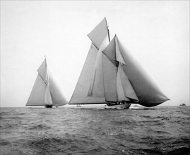 Vers 1930, les yachts anglais de la grande série en course.   A gauche, le cotre "Britannia",