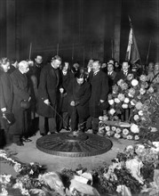 La flamme perpétuelle sous l'Arc de Triomphe, le 11 novembre 1923
