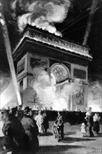 l'Arc de Triomphe de l’étoile . Un des plus célèbre monument de paris fut inauguré en 1836 . Il y a