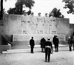 Recueillement devant le Monument aux enfants de Verdun morts pour la France (1929)