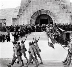 Cérémonie de commémoration de la Bataille de Verdun à l'Ossuaire de Douaumont en 1932