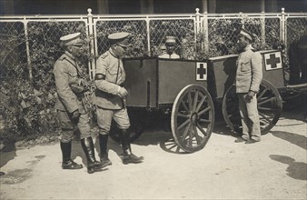 Officiers d'état major du service de santé, examinant du matériel sanitaire de la Croix Rouge,