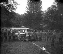 Remise de la Croix de Guerre à une voiture ambulance criblée d'éclats d'obus, août 1916.