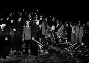 Le 16 mars 1937, à Clichy près de Paris, des manifestants communistes accumulent des grilles