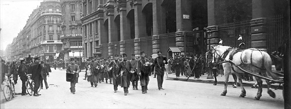 Manifestations des postiers à Paris, 11 avril 1906. La grève des facteurs d'imprimés. L'armé