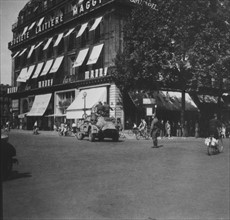 Liberation de Paris. 

Les 17-18 aout 1944, soldat allemand faisant la circulation place du