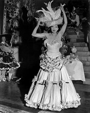 Le 5 mars 1949, à Paris, Joséphine BAKER, en costume de scène, chante et danse pour la Revue