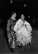 Vers 1925-1930, la célèbre artiste de music-hall, Josephine BAKER, vêtue d'une robe de gitane aux