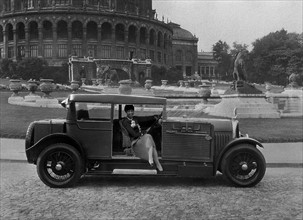 Joséphine Baker présentant la nouvelle automobile de la marque Voisin, la 14 CV 6 cylindres,