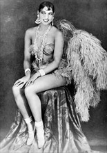 la célèbre artiste de music-hall, Joséphine BAKER, vêtue d'un soutien-gorge et d'une mini jupe de