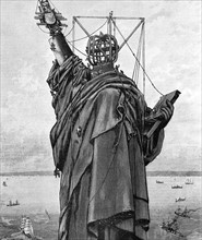 Installation de la statue de la Liberté à New York