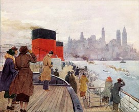 1937, arrivée dans le port de New York du paquebot Normandie. Depuis les ponts supérieurs du