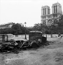 Vue sur Notre-Dame de Paris lors de la Libération de Paris en août 1944