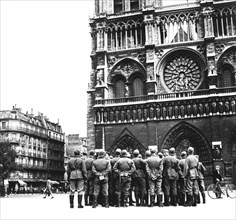 Soldats allemands devant le portail de Notre-Dame de Paris