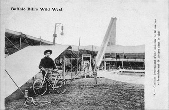 Buffalo Bill's Wild West. Cycliste