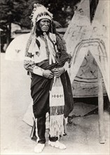 L'Indien Sioux Iron Bull dans le Village de Peaux-Rouges au Jardin d'Acclimatation
