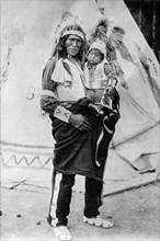 Tron Bull et son fils, Indiens Sioux, dans le village de Peaux-Rouges au jardin d'Acclimatation à Paris