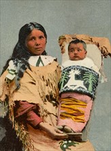 Carte postale représentant une mère Indienne et son enfant