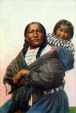 Carte postale représentant une femme Sioux avec son enfant