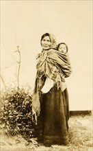 Carte postale représentant une indienne et son bébé