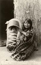 Carte postale représentant une indienne et son bébé